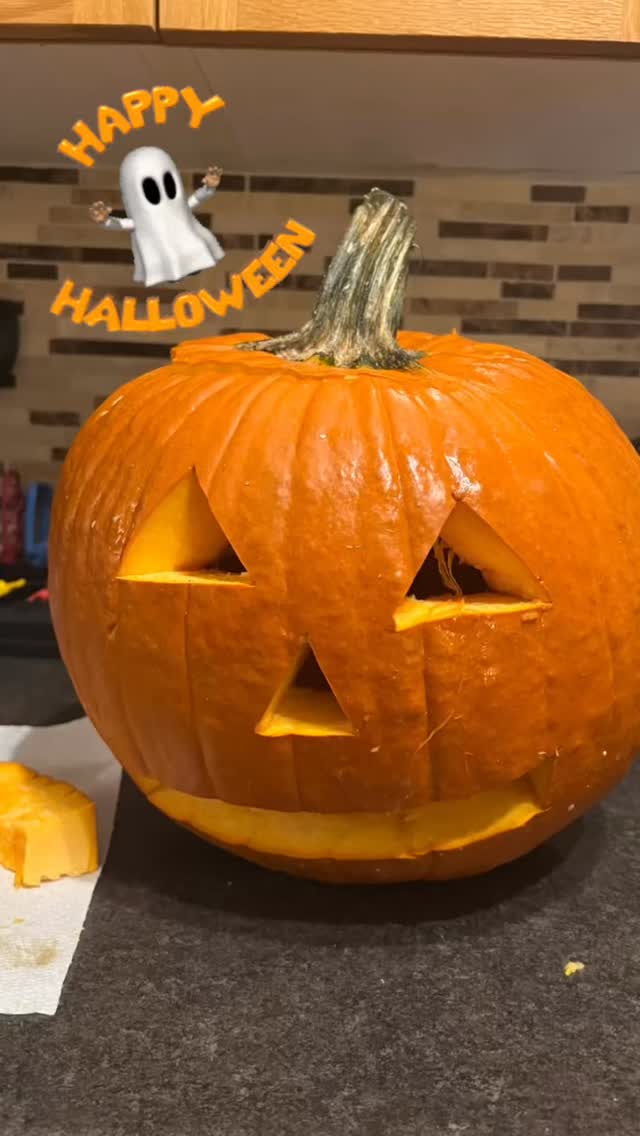 Belle soirée à passer l’Halloween avec les enfants. Suivi du match des Blue Jays à la télé. ⚾️📺 Et toi, ta soirée?

Nice evening trick or treating with the kids. Followed by watching the Blue Jays’ game on tv. ⚾️📺 What have you been up to tonight?

#letsgobluejays #halloween