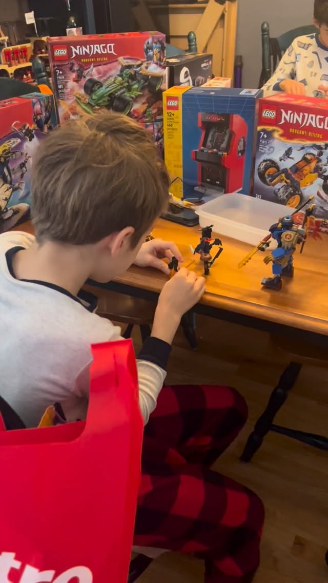 🧱 Le 27 décembre = Journée Lego chez nous.

Chaque année après Noël, les garçons sortent leurs nouveaux ensembles Lego et commencent à construire… et oui, Christian et moi participons aussi quand il y en a un à notre nom 😉

J’étais une vraie fille Barbie quand j’étais petite 💕 Alors les voitures, les trains et les figurines d’action? Pas vraiment mon univers. Mais avec le temps, j’ai découvert que construire des Lego ensemble est quelque chose que j’aime vraiment.

Aider mes enfants à assembler les pièces, voir leurs visages s’illuminer quand tout est terminé, et être assis côte à côte sans se presser… c’est ça, les vrais moments précieux 🧡

Ce n’est pas juste une question de Lego.
C’est du temps de qualité, des souvenirs qui se créent, et une façon toute simple de décrocher des tablettes, téléphones et écrans — pour mieux se reconnecter les uns aux autres.

Parfois, simplifier la vie ressemble à un tas de petites briques sur le plancher ✨

***********

🧱 December 27 = Lego Build Day in our house.

Every year after Christmas, the boys pull out their new Lego sets and start building… and yes, Christian and I join in too when there’s one with our name on it 😉

I was a total Barbie girl growing up 💕 So cars, trains, and action figures? Not really my thing. But somewhere along the way, I discovered that building Lego sets together is something I truly love.

Helping my kids piece things together, watching their faces light up when they finish, and sitting side-by-side without rushing… that’s the good stuff 🧡

It’s not just about Lego.
It’s about time together, memories being made, and a simple way to unplug from tablets, phones, and screens—and plug back into each other.

Sometimes simplifying life looks like a pile of bricks on the floor ✨

#VieSimplifiée #MomentsSimples #TempsEnFamille #JournéeLego #DéconnecterPourReconnecter #VieIntentionnelle #MamanDeGarçons #CréerDesSouvenirs #MoinsDEcrans #BienÊtreÀLaMaison #VieDeMaman
#EnjoyASimplifiedLife #SimpleMoments #FamilyTime #LegoBuildDay #UnplugToReconnect #IntentionalLiving #RaisingBoys #MakingMemories #SlowDown #WellnessAtHome #MomLife #LessScreensMoreConnection