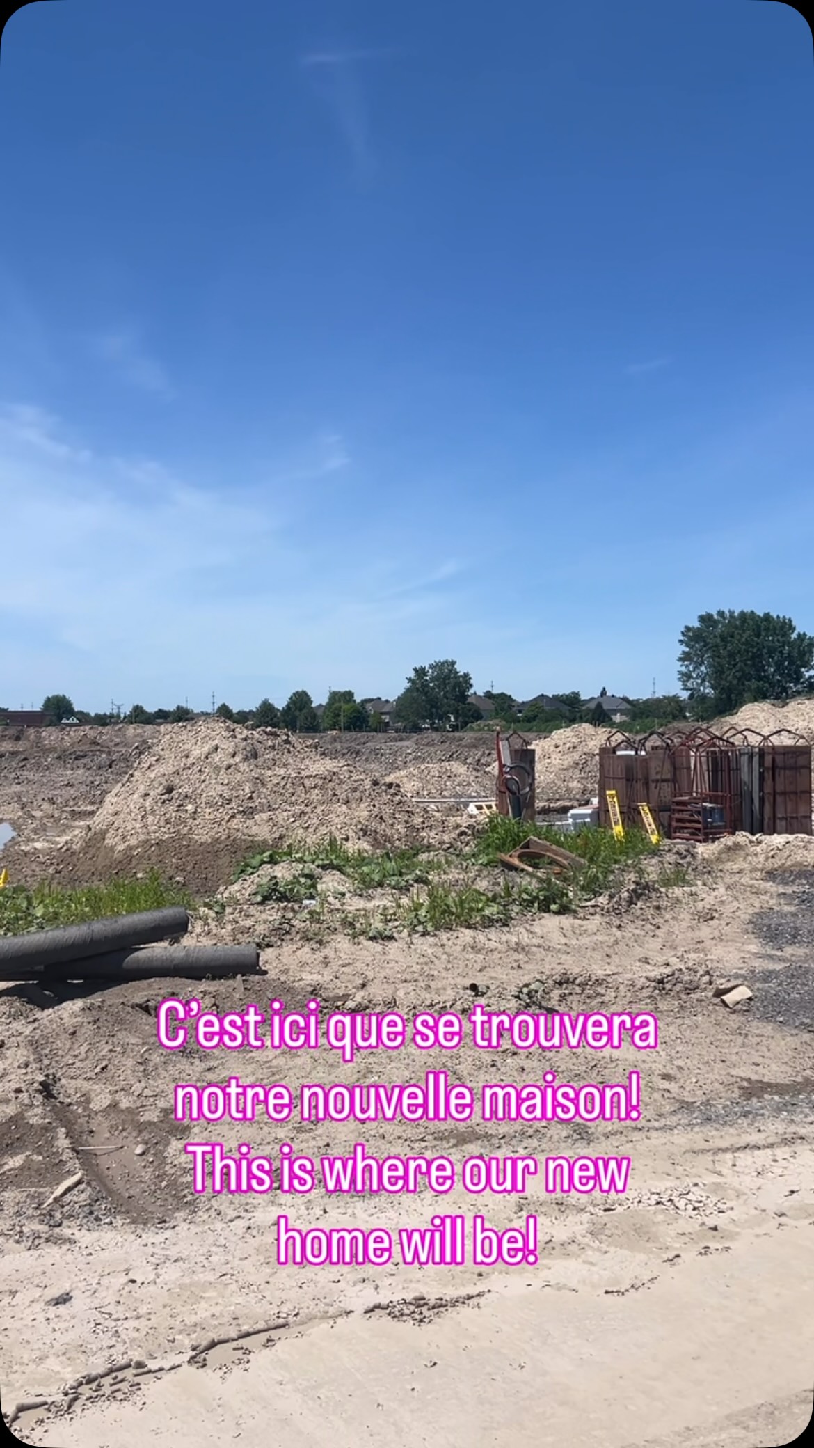 Ce 👆 sera bientôt notre chez-nous! C’est encore un terrain vide, mais plus pour longtemps. Nous sommes rendus aux dernières étapes de nos rendez-vous de design, et la construction commence ce mois-ci. 🏡✨ Un des meilleurs côtés? Les enfants n’auront pas à changer d’école, et ils pourront y aller à pied au lieu de prendre l’autobus! C’est irréel de voir où tout va se passer. Restez à l’affût, ce terrain deviendra bientôt notre nouvelle maison!

This 👆 is going to be home! It’s still an empty lot, but not for much longer. We’re in the final stages of our design appointments, and building starts this month. 🏡✨ One of the best parts? The kids won’t have to change schools, and they’ll be able to walk instead of taking the bus! It’s surreal to see where it will all happen. Stay tuned as it becomes our new home!